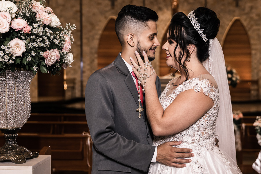 LINDO CASAMENTO CATOLICO REALIZADO NA PAROQUIA SÃO MIGUEL ARCANJO EM MARINGA PARANA E PRESIDIDA PELO PADRE RAFAEL MUITA EMOCAO ALEGRIA CHORO E RISADAS