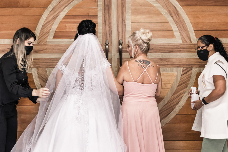 LINDO CASAMENTO CATOLICO REALIZADO NA PAROQUIA SÃO MIGUEL ARCANJO EM MARINGA PARANA E PRESIDIDA PELO PADRE RAFAEL MUITA EMOCAO ALEGRIA CHORO E RISADAS