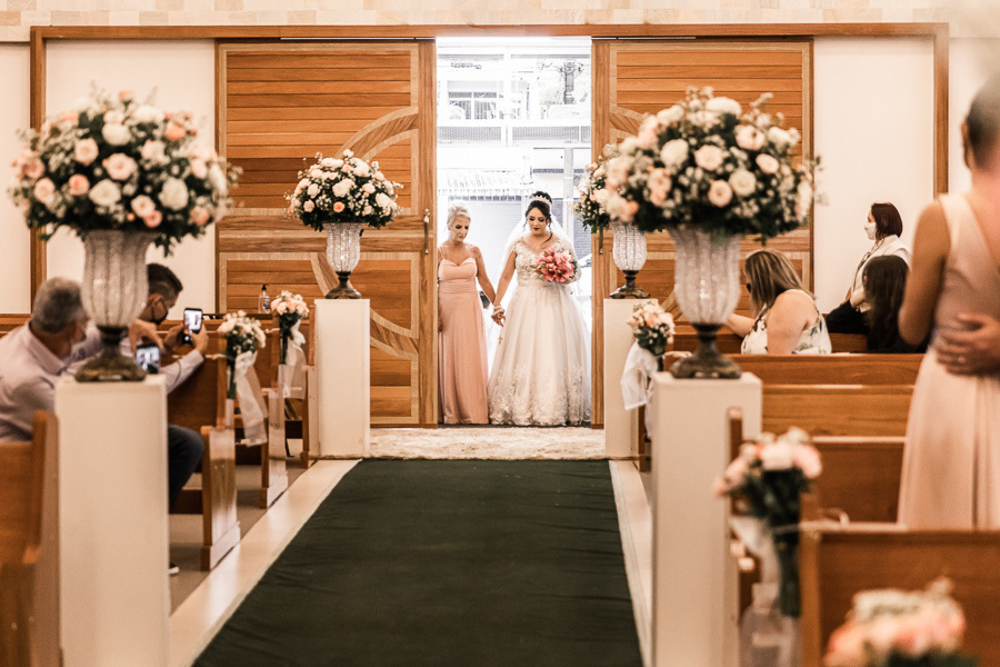 LINDO CASAMENTO CATOLICO REALIZADO NA PAROQUIA SÃO MIGUEL ARCANJO EM MARINGA PARANA E PRESIDIDA PELO PADRE RAFAEL MUITA EMOCAO ALEGRIA CHORO E RISADAS