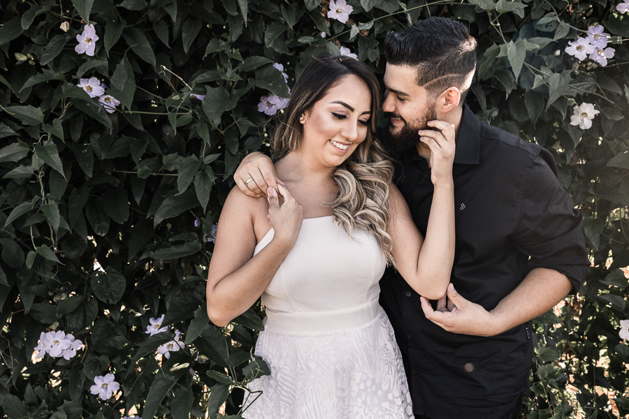 ENSAIO PRE CASAMENTO REALIZADO EM UMA PAREDE DE FLORES EM MARINGA NO PARANA