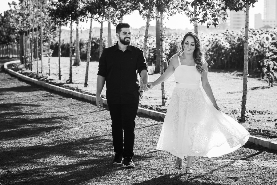 ENSAIO PRE CASAMENTO REALIZADO EM UMA LINDA PLANTACAO DE GIRASSOL EM MARINGA NO PARANA OS GIRASSOIS ESTAVAM LINDOS E FLORIDOS