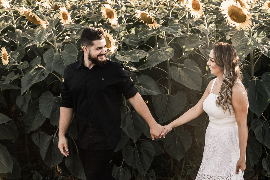 ENSAIO PRE CASAMENTO REALIZADO EM UMA LINDA PLANTACAO DE GIRASSOL EM MARINGA NO PARANA OS GIRASSOIS ESTAVAM LINDOS E FLORIDOS