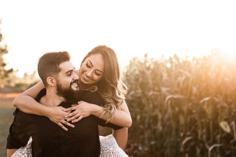 ENSAIO PRE CASAMENTO REALIZADO EM UMA LINDA PLANTACAO DE GIRASSOL EM MARINGA NO PARANA OS GIRASSOIS ESTAVAM LINDOS E FLORIDOS