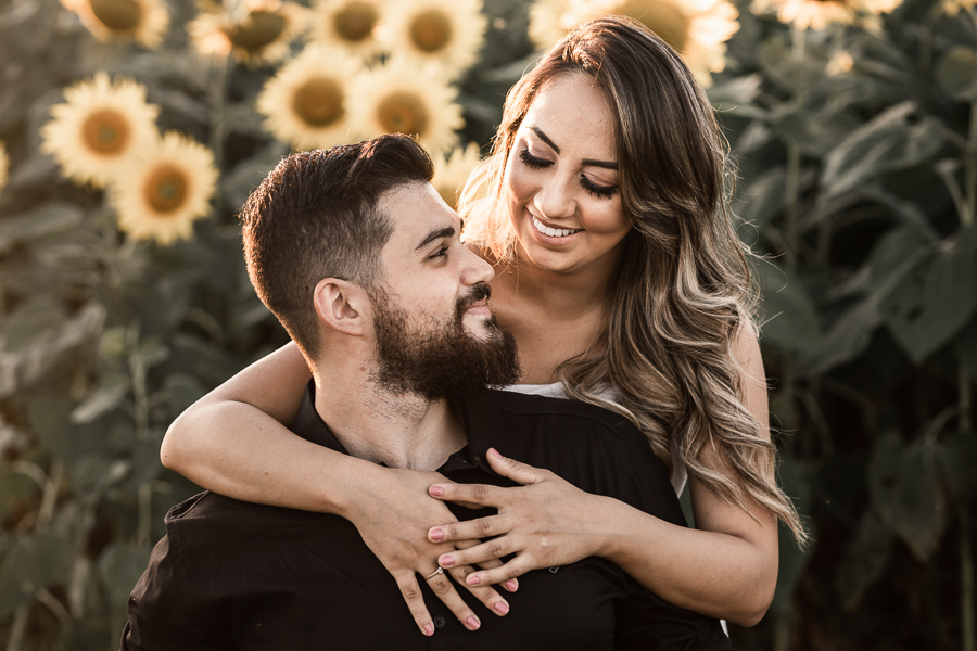 ENSAIO PRE CASAMENTO REALIZADO EM UMA LINDA PLANTACAO DE GIRASSOL EM MARINGA NO PARANA OS GIRASSOIS ESTAVAM LINDOS E FLORIDOS