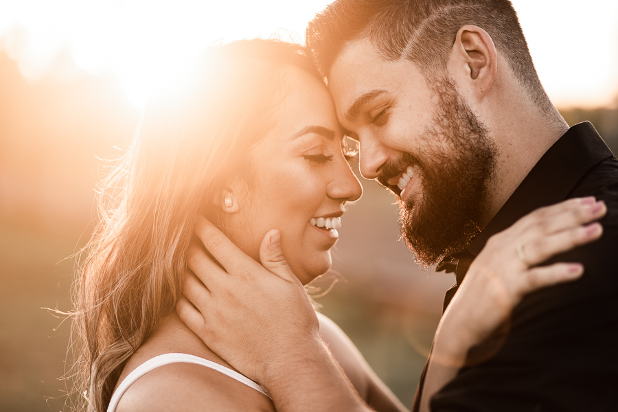 ENSAIO PRE CASAMENTO REALIZADO EM UMA LINDA PLANTACAO DE GIRASSOL EM MARINGA NO PARANA OS GIRASSOIS ESTAVAM LINDOS E FLORIDOS