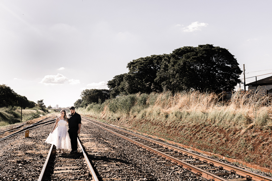 ENSAIO PRE CASAMENTO REALIZADO EM UMA LINHA DO TREM EM MARINGA NO PARANA