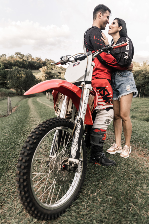 ENSAIO PRE CASAMENTO REALIZADO EM JANDAIA DO SUL PARANA NO SÍTIO ROCHEDO DA FAMILIA WITTMANN PREWEDDING NA COM MOTOCROSS