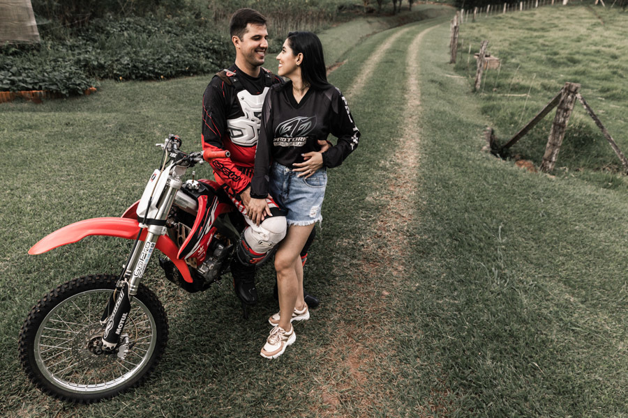 ENSAIO PRE CASAMENTO REALIZADO EM JANDAIA DO SUL PARANA NO SÍTIO ROCHEDO DA FAMILIA WITTMANN PREWEDDING NA COM MOTOCROSS