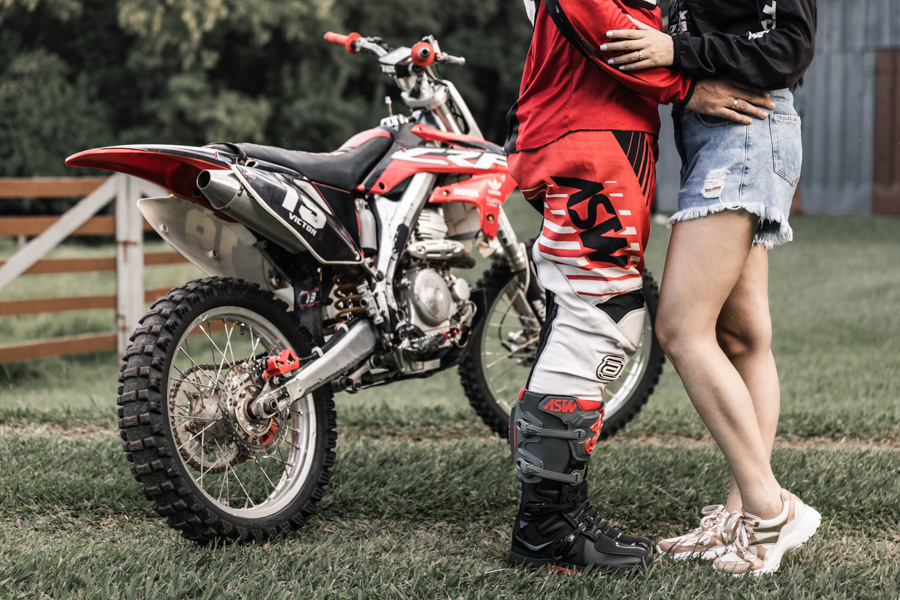 ENSAIO PRE CASAMENTO REALIZADO EM JANDAIA DO SUL PARANA NO SÍTIO ROCHEDO DA FAMILIA WITTMANN PREWEDDING NA COM MOTOCROSS