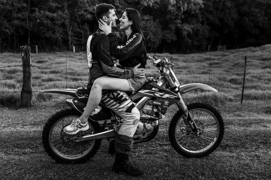 ENSAIO PRE CASAMENTO REALIZADO EM JANDAIA DO SUL PARANA NO SÍTIO ROCHEDO DA FAMILIA WITTMANN PREWEDDING NA COM MOTOCROSS