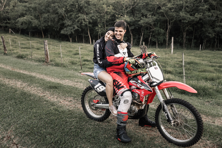 ENSAIO PRE CASAMENTO REALIZADO EM JANDAIA DO SUL PARANA NO SÍTIO ROCHEDO DA FAMILIA WITTMANN PREWEDDING NA COM MOTOCROSS