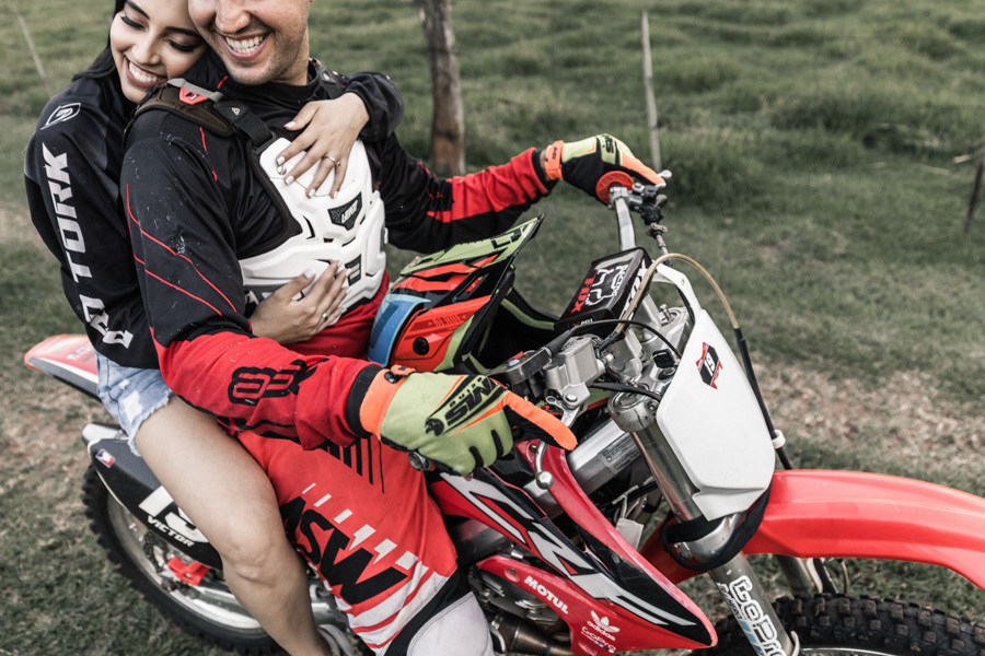 ENSAIO PRE CASAMENTO REALIZADO EM JANDAIA DO SUL PARANA NO SÍTIO ROCHEDO DA FAMILIA WITTMANN PREWEDDING NA COM MOTOCROSS