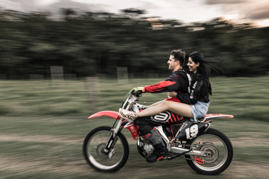 ENSAIO PRE CASAMENTO REALIZADO EM JANDAIA DO SUL PARANA NO SÍTIO ROCHEDO DA FAMILIA WITTMANN PREWEDDING NA COM MOTOCROSS