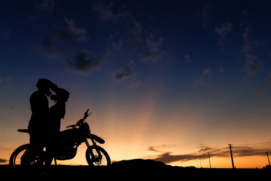 ENSAIO PRE CASAMENTO REALIZADO EM JANDAIA DO SUL PARANA NO SÍTIO ROCHEDO DA FAMILIA WITTMANN PREWEDDING NA COM MOTOCROSS