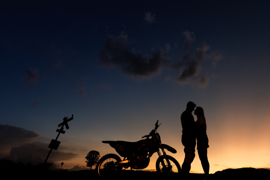 ENSAIO PRE CASAMENTO REALIZADO EM JANDAIA DO SUL PARANA NO SÍTIO ROCHEDO DA FAMILIA WITTMANN PREWEDDING NA COM MOTOCROSS