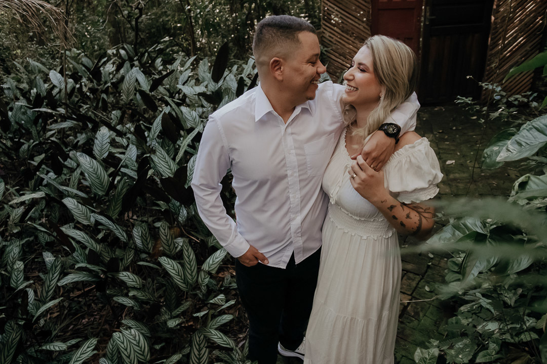 ENSAIO PRE WEDDING COM CASAL ESTILOSO E NOIVA TATUADA REALIZADO NO RECANTO PARAÍSO EM MARINGÁ NO PARANÁ E FOTOGRAFADO POR LUCAS DREHER FOTOGRAFO DE CASAIS