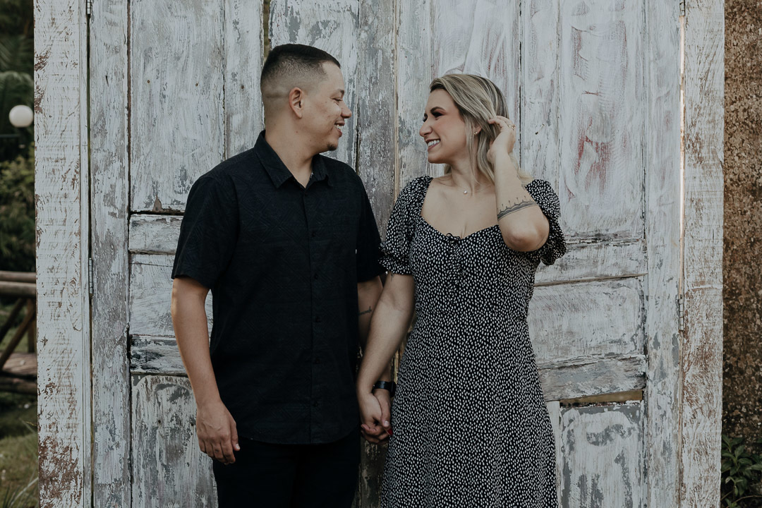 ENSAIO PRE WEDDING COM CASAL ESTILOSO E NOIVA TATUADA REALIZADO NO RECANTO PARAÍSO EM MARINGÁ NO PARANÁ E FOTOGRAFADO POR LUCAS DREHER FOTOGRAFO DE CASAIS