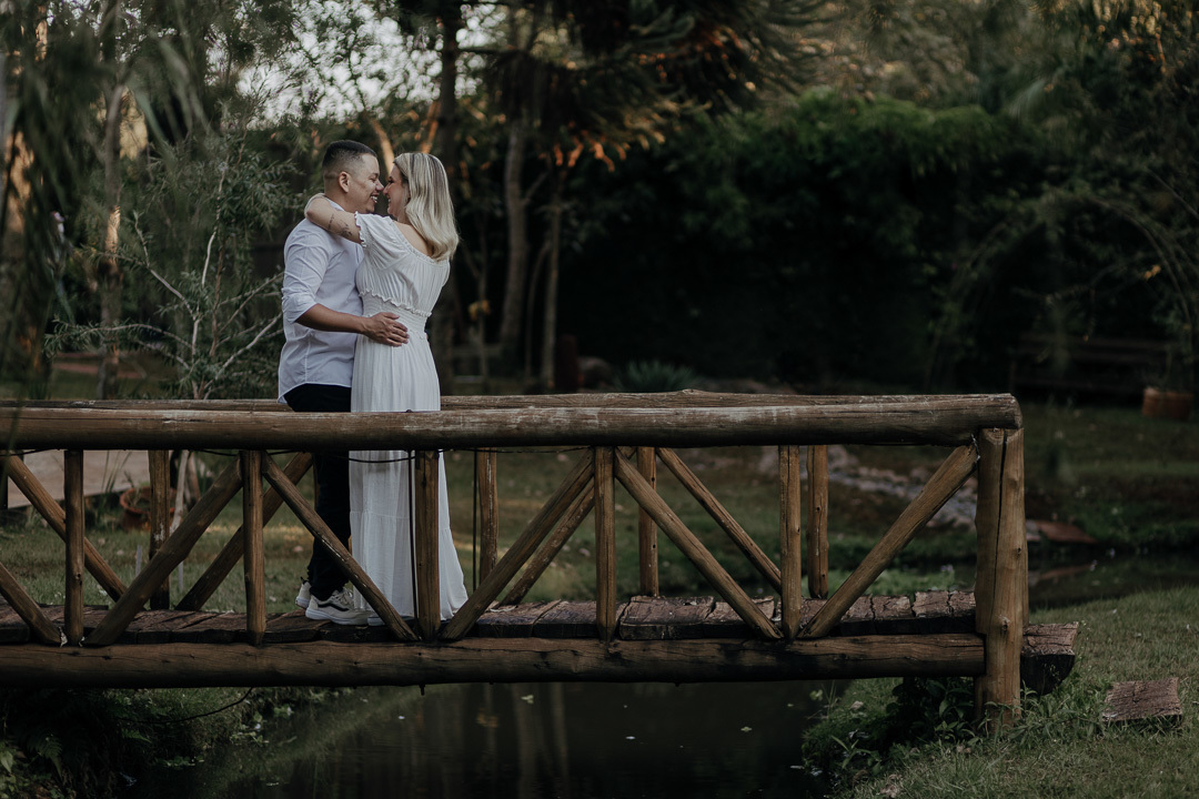 ENSAIO PRE WEDDING COM CASAL ESTILOSO E NOIVA TATUADA REALIZADO NO RECANTO PARAÍSO EM MARINGÁ NO PARANÁ E FOTOGRAFADO POR LUCAS DREHER FOTOGRAFO DE CASAIS