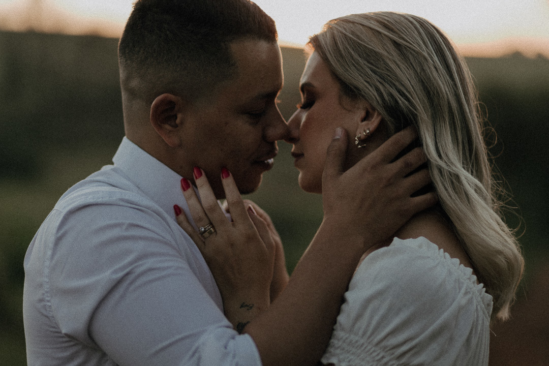 ENSAIO PRE WEDDING COM CASAL ESTILOSO E NOIVA TATUADA REALIZADO NO RECANTO PARAÍSO EM MARINGÁ NO PARANÁ E FOTOGRAFADO POR LUCAS DREHER FOTOGRAFO DE CASAIS