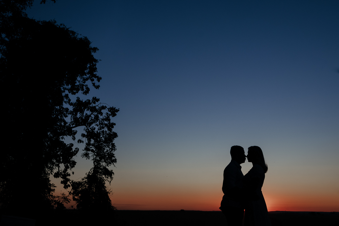 ENSAIO PRE WEDDING COM CASAL ESTILOSO E NOIVA TATUADA REALIZADO NO RECANTO PARAÍSO EM MARINGÁ NO PARANÁ E FOTOGRAFADO POR LUCAS DREHER FOTOGRAFO DE CASAIS