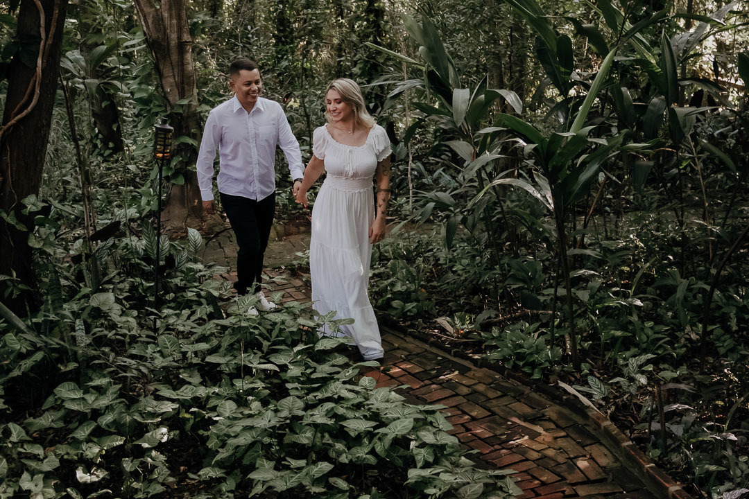 ENSAIO PRE WEDDING COM CASAL ESTILOSO E NOIVA TATUADA REALIZADO NO RECANTO PARAÍSO EM MARINGÁ NO PARANÁ E FOTOGRAFADO POR LUCAS DREHER FOTOGRAFO DE CASAIS