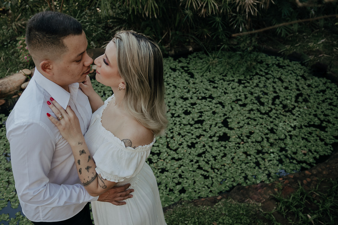 ENSAIO PRE WEDDING COM CASAL ESTILOSO E NOIVA TATUADA REALIZADO NO RECANTO PARAÍSO EM MARINGÁ NO PARANÁ E FOTOGRAFADO POR LUCAS DREHER FOTOGRAFO DE CASAIS