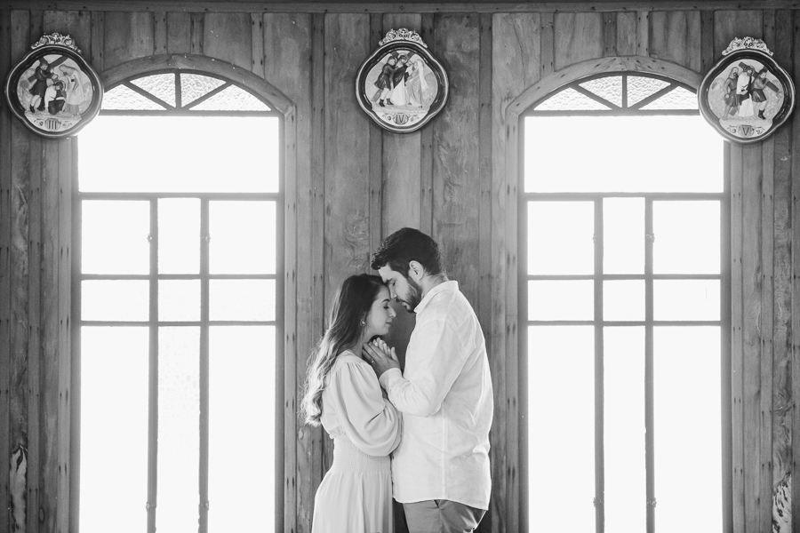 ENSAIO DE CASAL REALIZADO NA CAPELA SAO JOSE EM ARARUNA PARANA E FOTOGRAFADO POR LUCAS DREHER