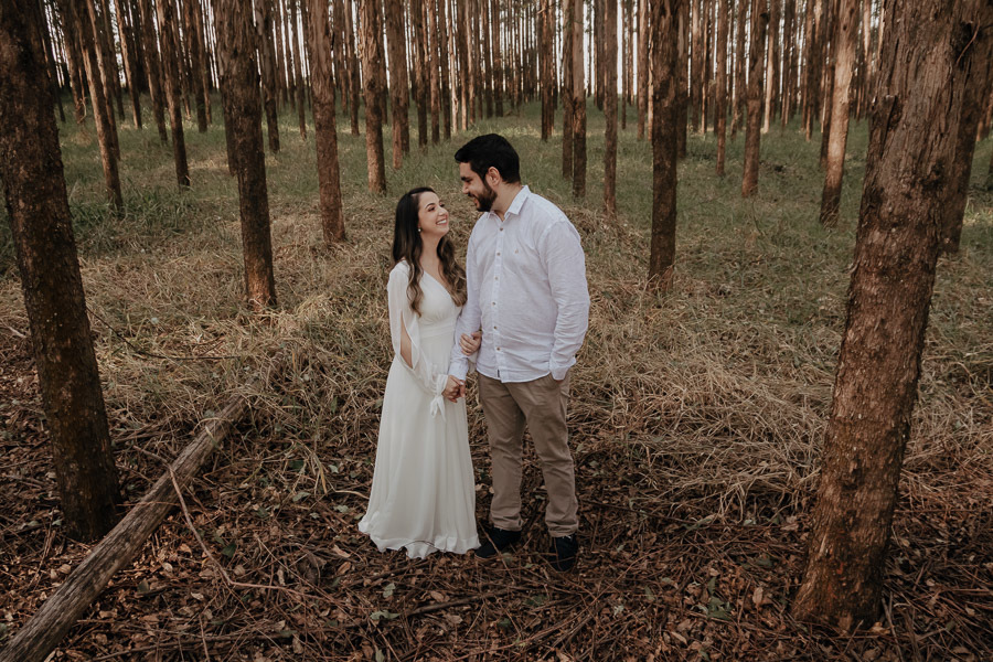 ENSAIO PRE CASAMENTO REALIZADO NA PLANTAÇÃO DE EUCALIPTOS EM MANDAGUACU PARANA E FOTOGRAFADO POR LUCAS DREHER
