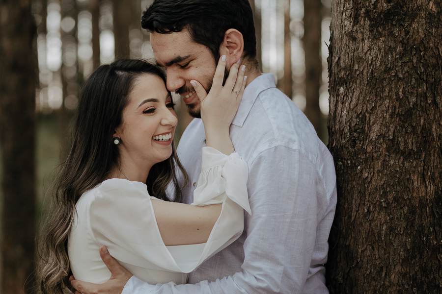 ENSAIO PRE CASAMENTO REALIZADO NA PLANTAÇÃO DE EUCALIPTOS EM MANDAGUACU PARANA E FOTOGRAFADO POR LUCAS DREHER