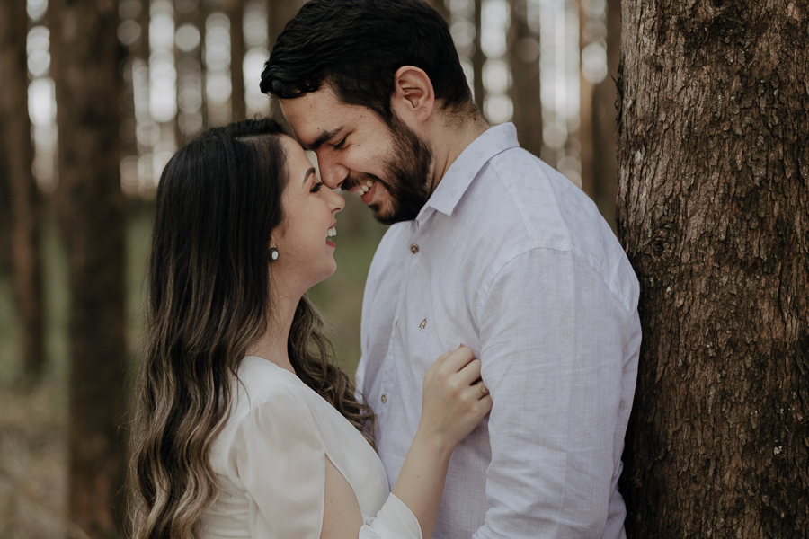 ENSAIO PRE CASAMENTO REALIZADO NA PLANTAÇÃO DE EUCALIPTOS EM MANDAGUACU PARANA E FOTOGRAFADO POR LUCAS DREHER