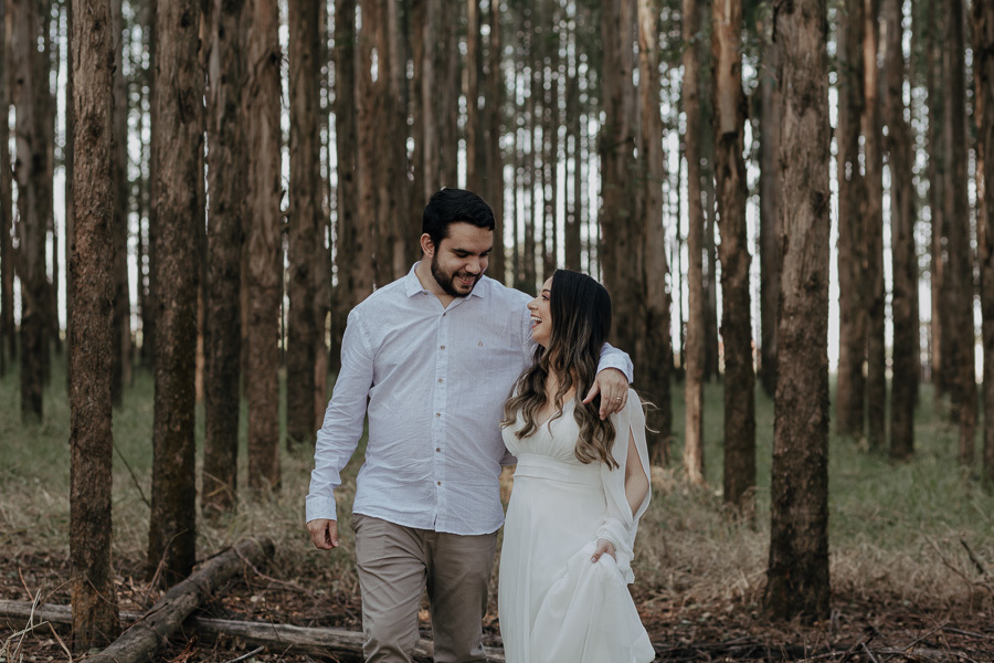 ENSAIO PRE CASAMENTO REALIZADO NA PLANTAÇÃO DE EUCALIPTOS EM MANDAGUACU PARANA E FOTOGRAFADO POR LUCAS DREHER