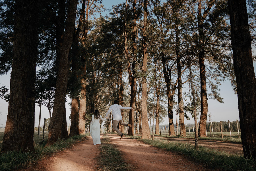 ENSAIO PRE CASAMENTO REALIZADO NA PLANTAÇÃO DE EUCALIPTOS EM MANDAGUACU PARANA E FOTOGRAFADO POR LUCAS DREHER