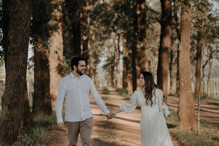 ENSAIO PRE CASAMENTO REALIZADO NA PLANTAÇÃO DE EUCALIPTOS EM MANDAGUACU PARANA E FOTOGRAFADO POR LUCAS DREHER