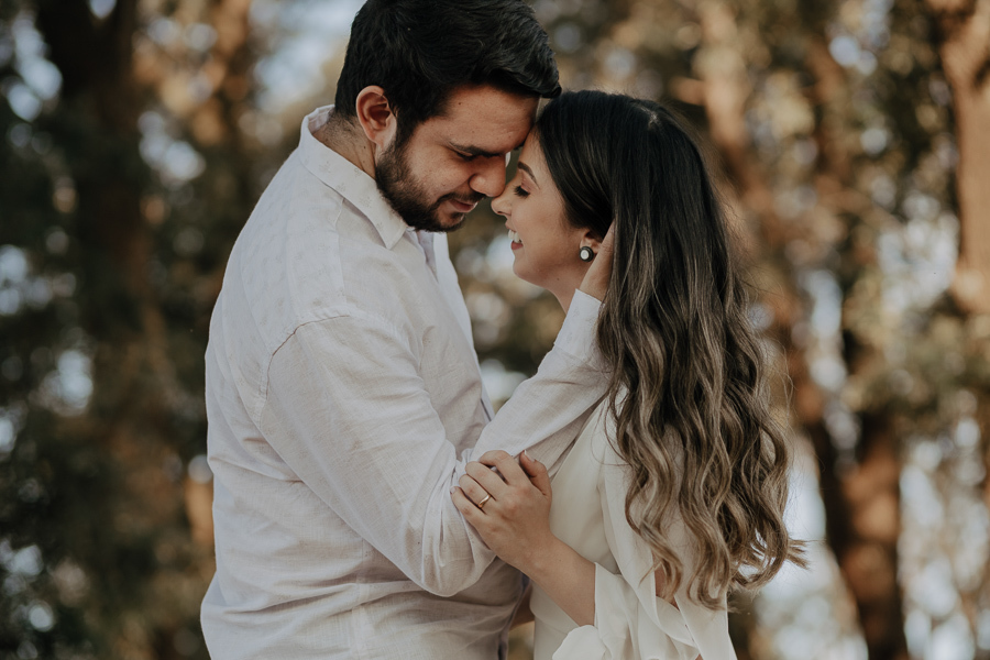 ENSAIO PRE CASAMENTO REALIZADO NA PLANTAÇÃO DE EUCALIPTOS EM MANDAGUACU PARANA E FOTOGRAFADO POR LUCAS DREHER