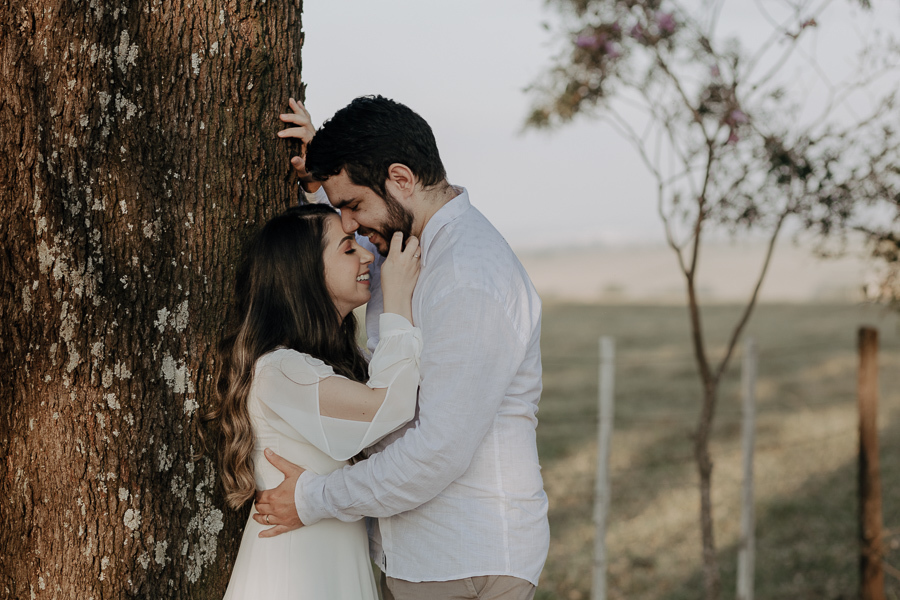 ENSAIO PRE CASAMENTO REALIZADO NA PLANTAÇÃO DE EUCALIPTOS EM MANDAGUACU PARANA E FOTOGRAFADO POR LUCAS DREHER