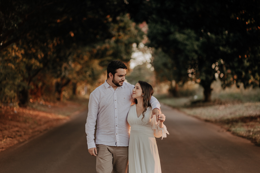 ENSAIO PRE CASAMENTO REALIZADO NA PLANTAÇÃO DE EUCALIPTOS EM MANDAGUACU PARANA E FOTOGRAFADO POR LUCAS DREHER