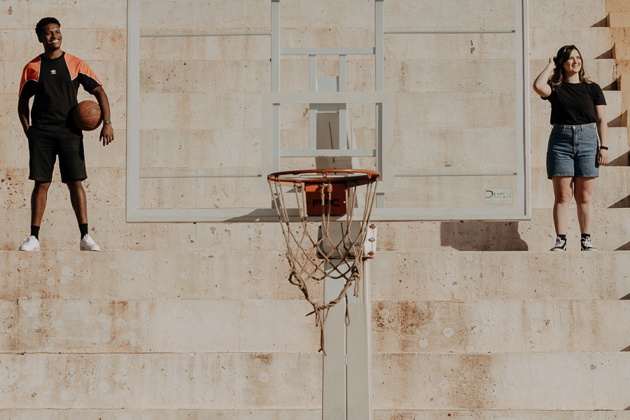 ENSAIO DE COM CASAL DESCOLADO STREET ROUPAS ESTILOSAS NA QUADRA DE BASQUETE DA VILA OLÍMPICA EM MARINGA NO PARANA E FOTOGRAFADO POR LUCAS DREHER E ALINE DREHER