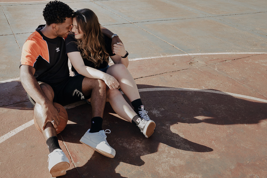 ENSAIO DE COM CASAL DESCOLADO STREET ROUPAS ESTILOSAS NA QUADRA DE BASQUETE DA VILA OLÍMPICA EM MARINGA NO PARANA E FOTOGRAFADO POR LUCAS DREHER E ALINE DREHER