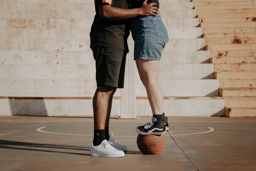 ENSAIO DE COM CASAL DESCOLADO STREET ROUPAS ESTILOSAS NA QUADRA DE BASQUETE DA VILA OLÍMPICA EM MARINGA NO PARANA E FOTOGRAFADO POR LUCAS DREHER E ALINE DREHER