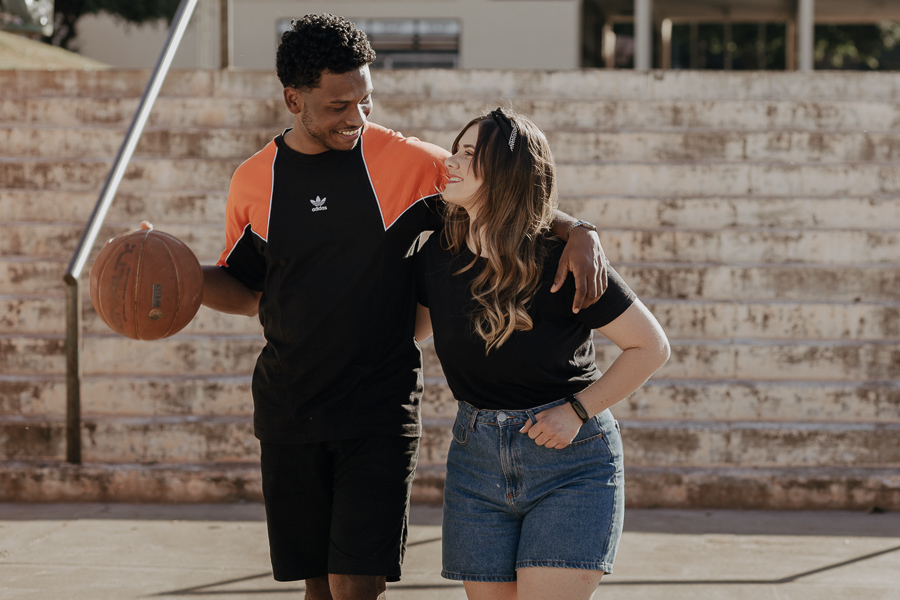 ENSAIO DE COM CASAL DESCOLADO STREET ROUPAS ESTILOSAS NA QUADRA DE BASQUETE DA VILA OLÍMPICA EM MARINGA NO PARANA E FOTOGRAFADO POR LUCAS DREHER E ALINE DREHER