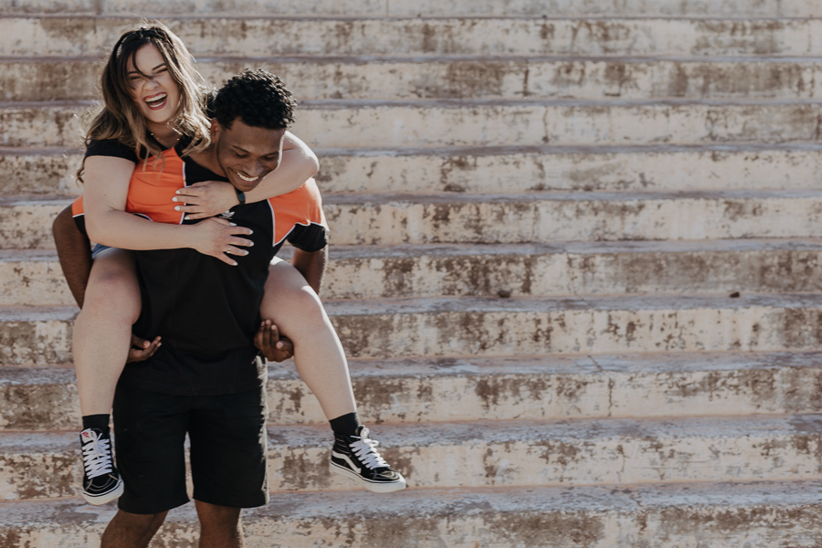 ENSAIO DE COM CASAL DESCOLADO STREET ROUPAS ESTILOSAS NA QUADRA DE BASQUETE DA VILA OLÍMPICA EM MARINGA NO PARANA E FOTOGRAFADO POR LUCAS DREHER E ALINE DREHER