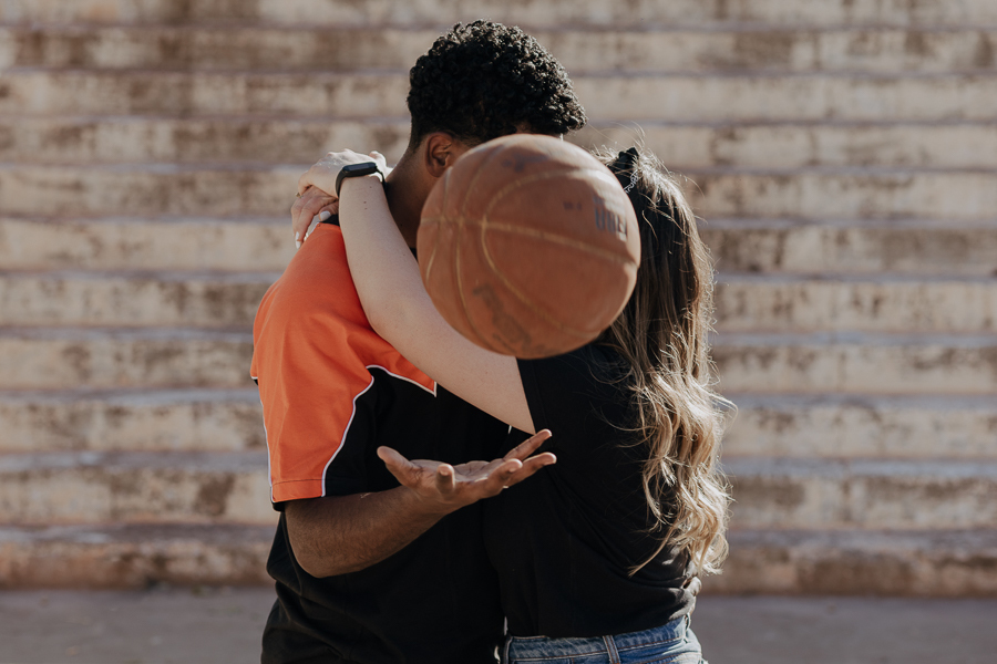 ENSAIO DE COM CASAL DESCOLADO STREET ROUPAS ESTILOSAS NA QUADRA DE BASQUETE DA VILA OLÍMPICA EM MARINGA NO PARANA E FOTOGRAFADO POR LUCAS DREHER E ALINE DREHER