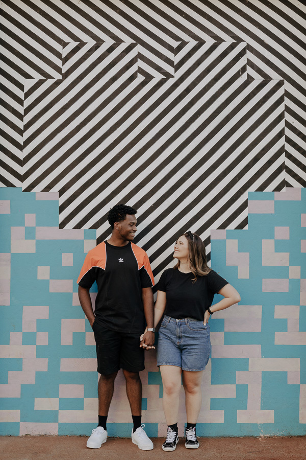 ENSAIO DE COM CASAL DESCOLADO STREET ROUPAS ESTILOSAS NA QUADRA DE BASQUETE DA VILA OLÍMPICA EM MARINGA NO PARANA E FOTOGRAFADO POR LUCAS DREHER E ALINE DREHER