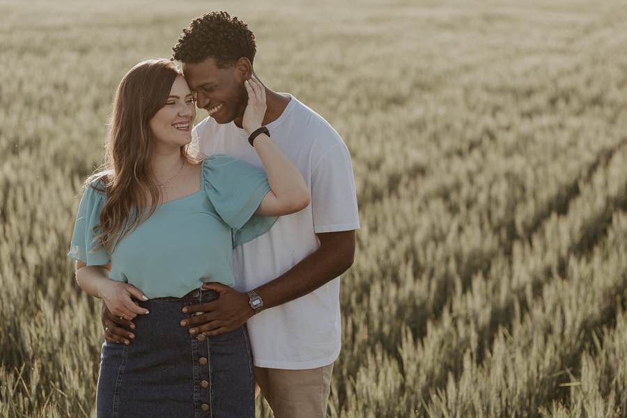 ENSAIO DE CASAL ESTILOSO FEITO EM PLANTAÇÃO DE TRIGO EM MARINGA NO PARANA E FOTOGRAFADO POR LUCAS DREHER E ALINE DREHER