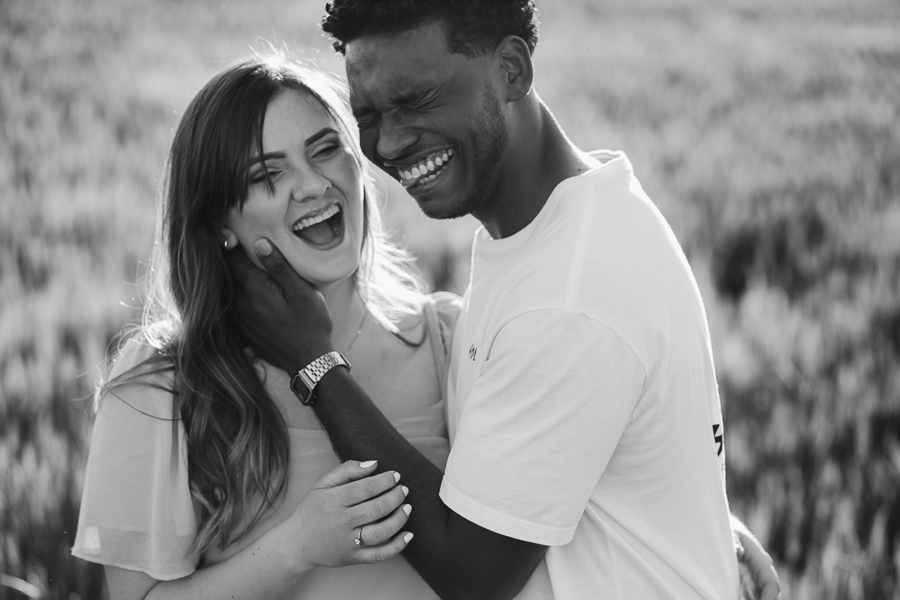 ENSAIO DE CASAL ESTILOSO FEITO EM PLANTAÇÃO DE TRIGO EM MARINGA NO PARANA E FOTOGRAFADO POR LUCAS DREHER E ALINE DREHER