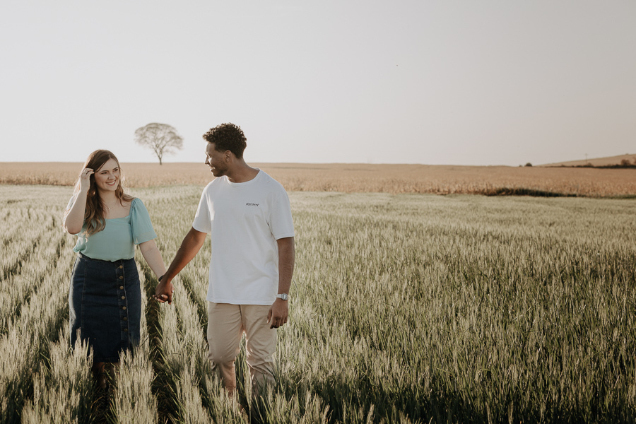 ENSAIO DE CASAL ESTILOSO FEITO EM PLANTAÇÃO DE TRIGO EM MARINGA NO PARANA E FOTOGRAFADO POR LUCAS DREHER E ALINE DREHER