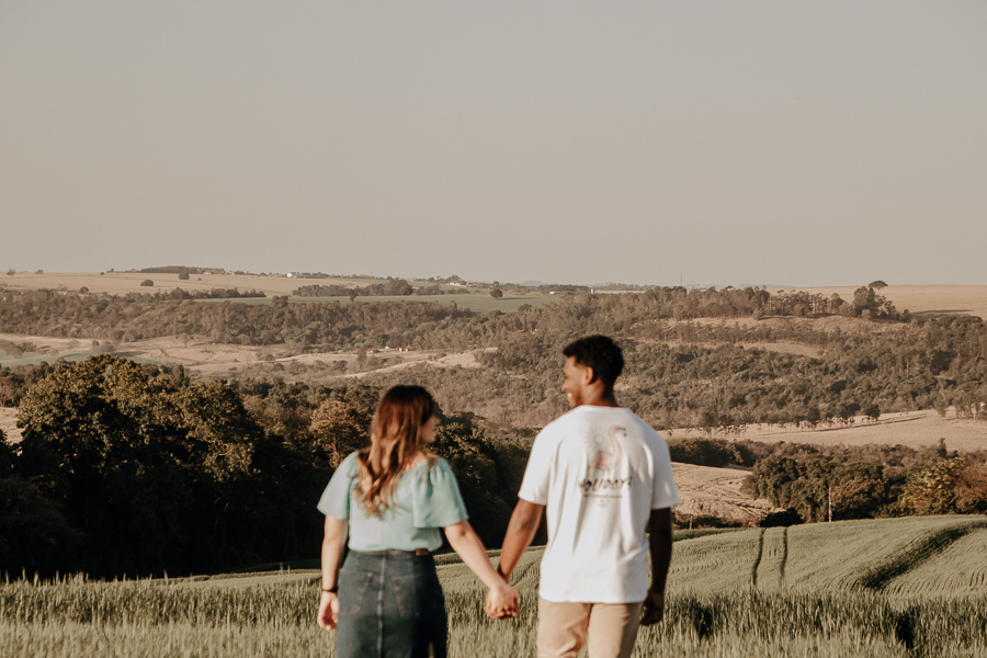 ENSAIO DE CASAL ESTILOSO FEITO EM PLANTAÇÃO DE TRIGO EM MARINGA NO PARANA E FOTOGRAFADO POR LUCAS DREHER E ALINE DREHER