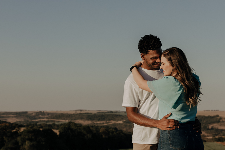 ENSAIO DE CASAL ESTILOSO FEITO EM PLANTAÇÃO DE TRIGO EM MARINGA NO PARANA E FOTOGRAFADO POR LUCAS DREHER E ALINE DREHER