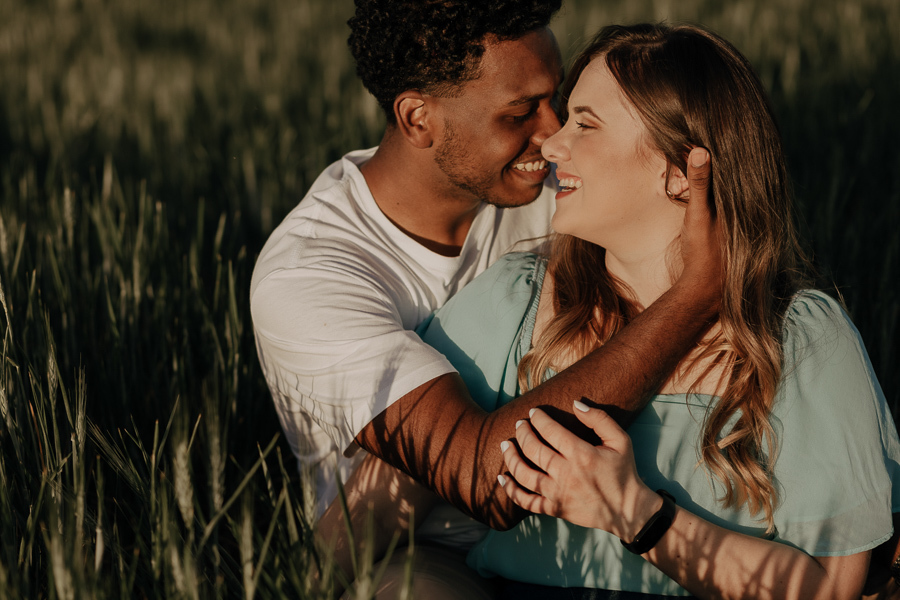 ENSAIO DE CASAL ESTILOSO FEITO EM PLANTAÇÃO DE TRIGO EM MARINGA NO PARANA E FOTOGRAFADO POR LUCAS DREHER E ALINE DREHER