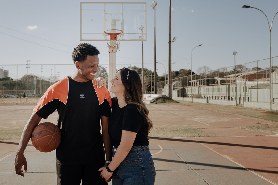 ENSAIO DE COM CASAL DESCOLADO STREET ROUPAS ESTILOSAS NA QUADRA DE BASQUETE DA VILA OLÍMPICA EM MARINGA NO PARANA E FOTOGRAFADO POR LUCAS DREHER E ALINE DREHER